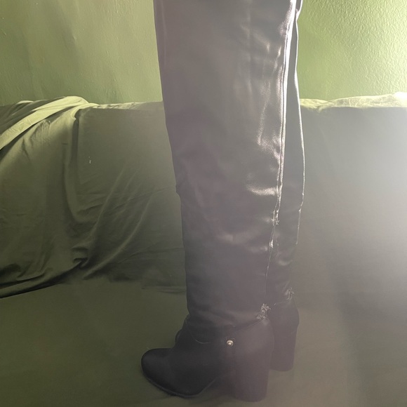 DANDRA Guess Knee Boots - Picture 6 of 8